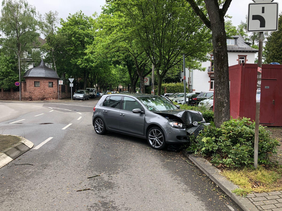 POL-PDWO: Fahrzeug fährt gegen Baum - Fünf leicht verletzte Insassen