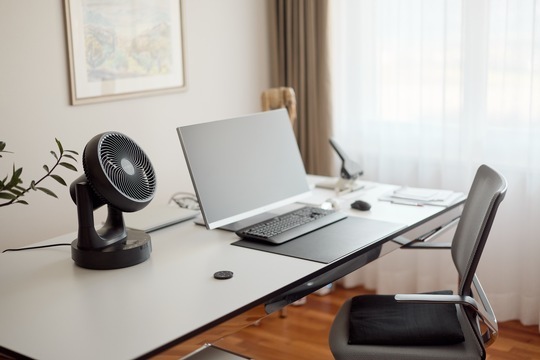 Calme et rafraîchissement par temps chaud : le ventilateur de table le plus silencieux - ecoQ SilentAir Tavo