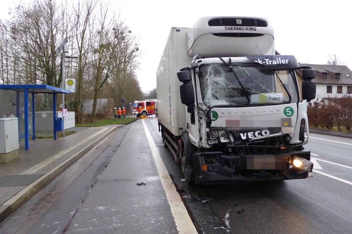 POL-HM: Kollision zwischen zwei Lkw - Feuerwehr befreit eingeklemmten Fahrer