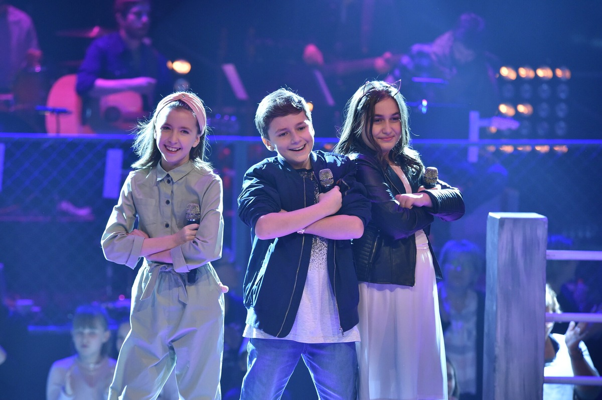 Fetter Auftritt: Elin, David und Learta starten am Sonntag mit &quot;Emanuela&quot; in die Battles // Nico Santos und Lina Larissa Strahl sind Gast-Coaches für die #VoiceKids