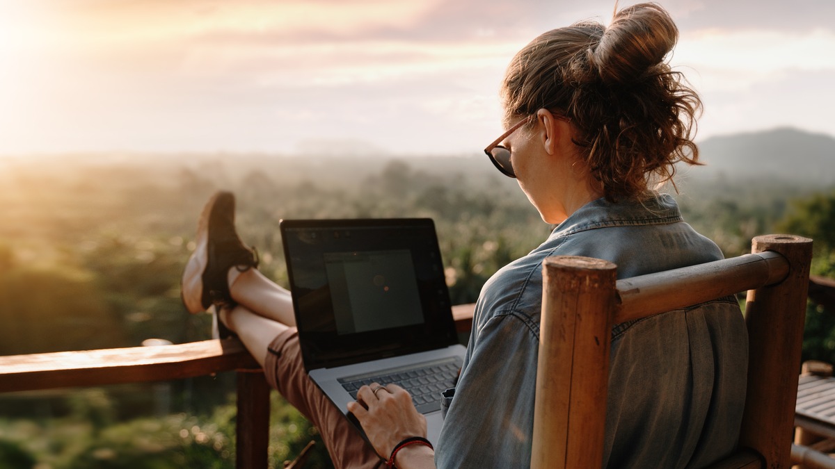 Homeoffice im Ausland rechtssicher gestalten: Online-Seminar der BDAE Consult klärt auf