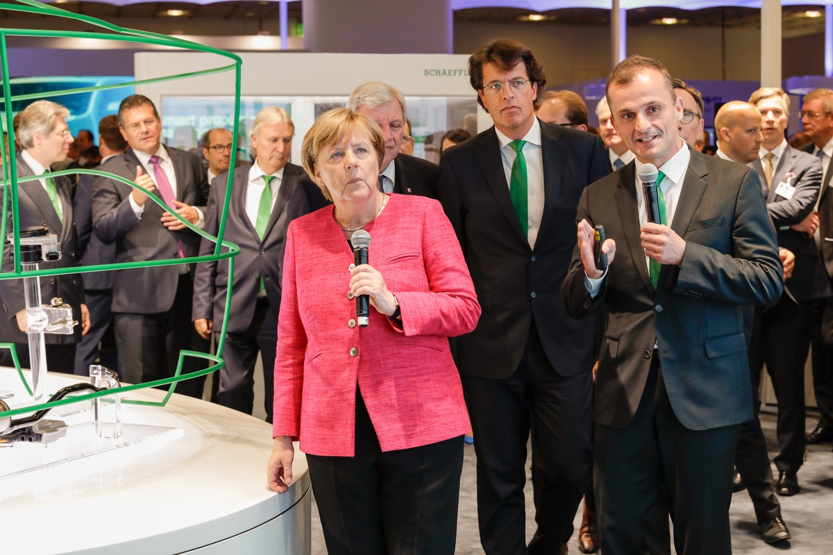 Angela Merkel besucht Schaeffler auf der IAA