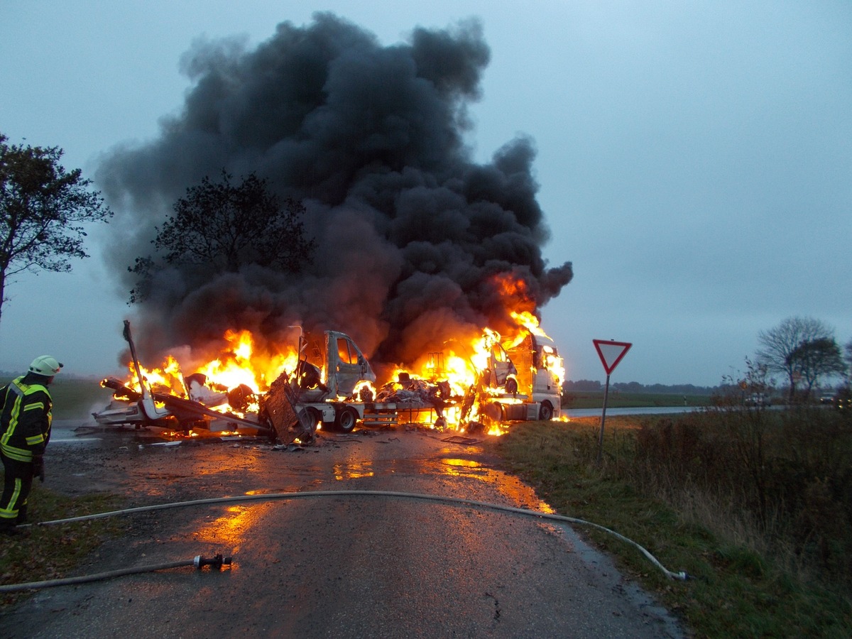 POL-CUX: Brand eines Sattelzug auf der L 116 zwischen Lintig und Moorausmoor