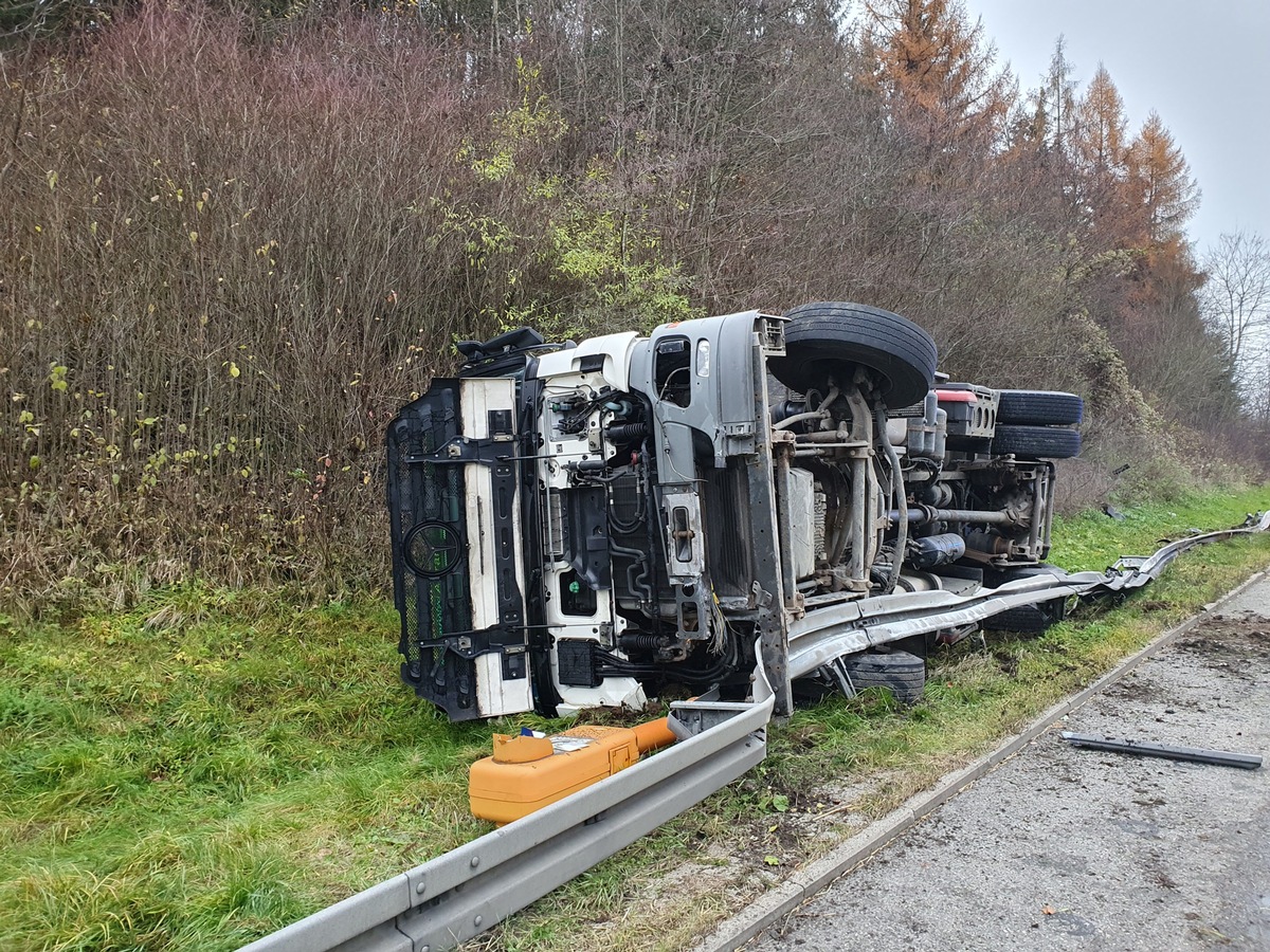 POL-KN: (A81/Deißlingen, Lkrs. RW) Lastwagen kippt bei Unfall auf die Seite - Über fünf Kilometer Stau