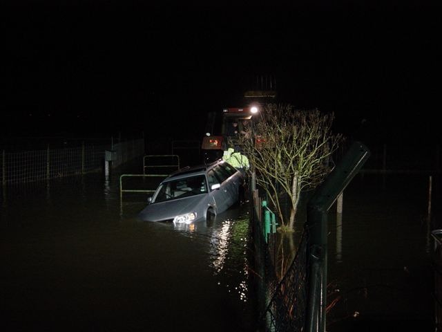 POL-HOL: PKW musste aus Hochwasser der Weser geborgen werden.