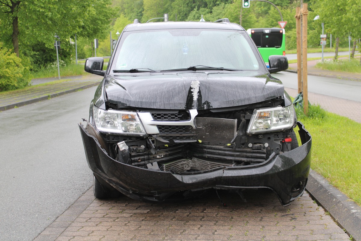 POL-MI: Flüchtiger leistet nach Verkehrsunfall Widerstand