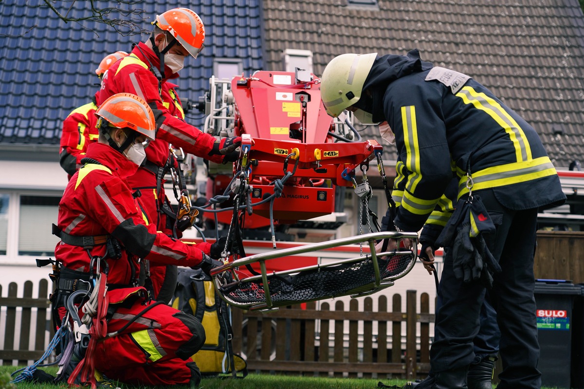 FW-BO: Höhenretter und Spezialgerät unterstützen bei Rettungsdiensteinsatz