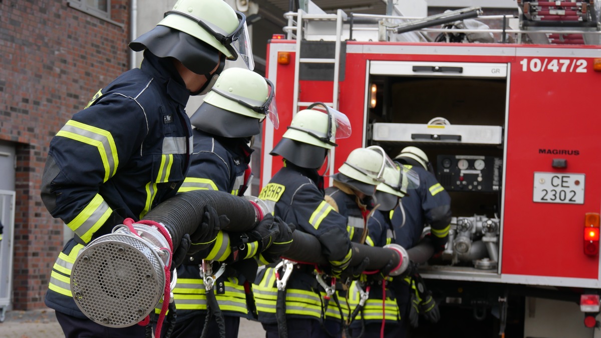 FW Celle: 16 neue Feuerwehrleute ausgebildet - Truppmannausbildung Teil 1 in Celle abgeschlossen