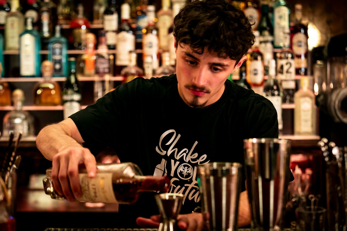 Mit Shake Your Future bildet Bacardi die nächste Generation von Berliner Mixolog:innen aus: Erfolgreicher Start der Initiative in Top-Bar Galander