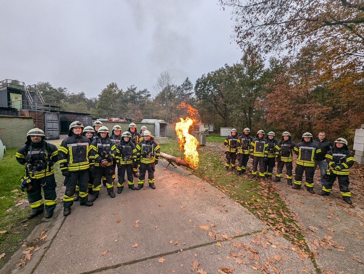 FW-KLE: Sicherheit im Einsatz: Freiwillige Feuerwehr Bedburg-Hau trainiert auf Training-Base in Weeze