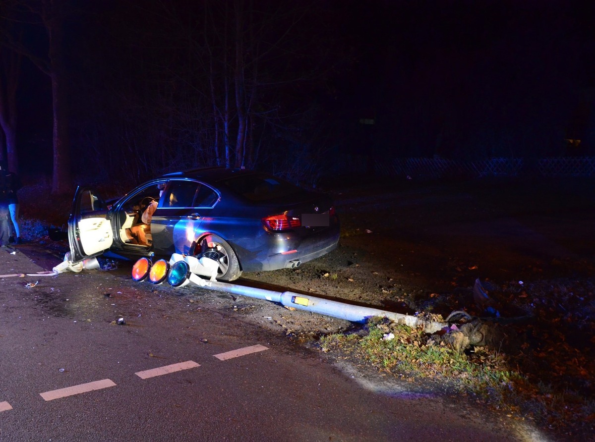 POL-HF: Unfall in der Silvesternacht- BMW schleudert gegen Ampelmasten