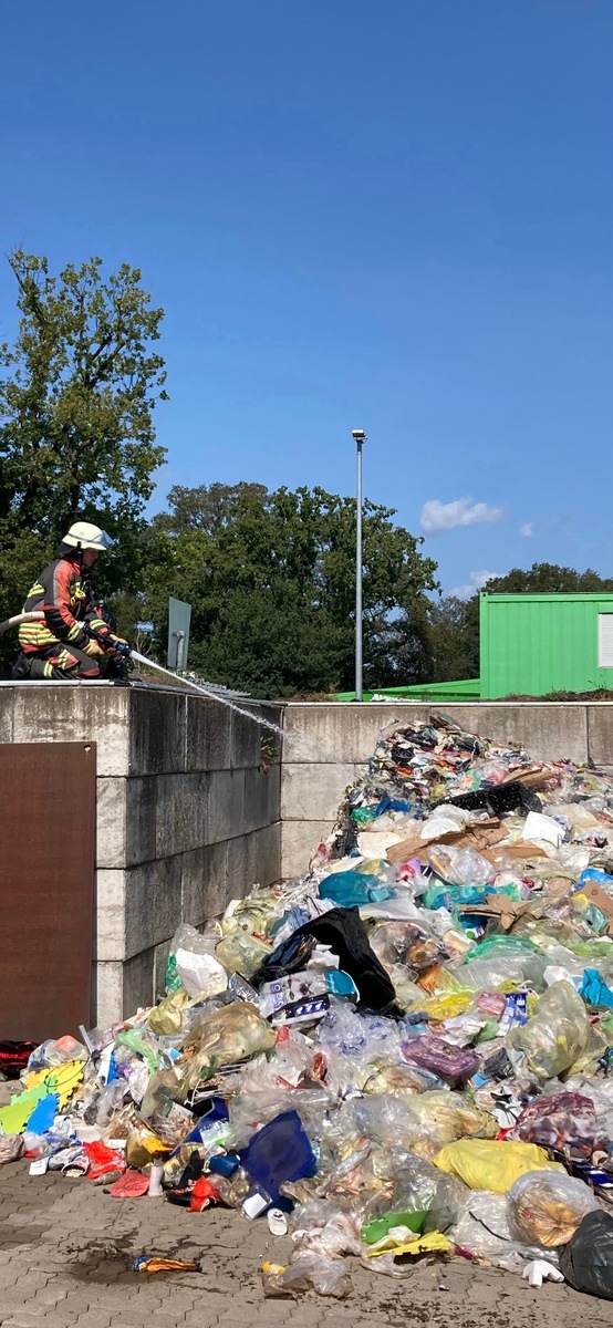 FW Norderstedt: Feuerwehr eskortiert Müllfahrzeug