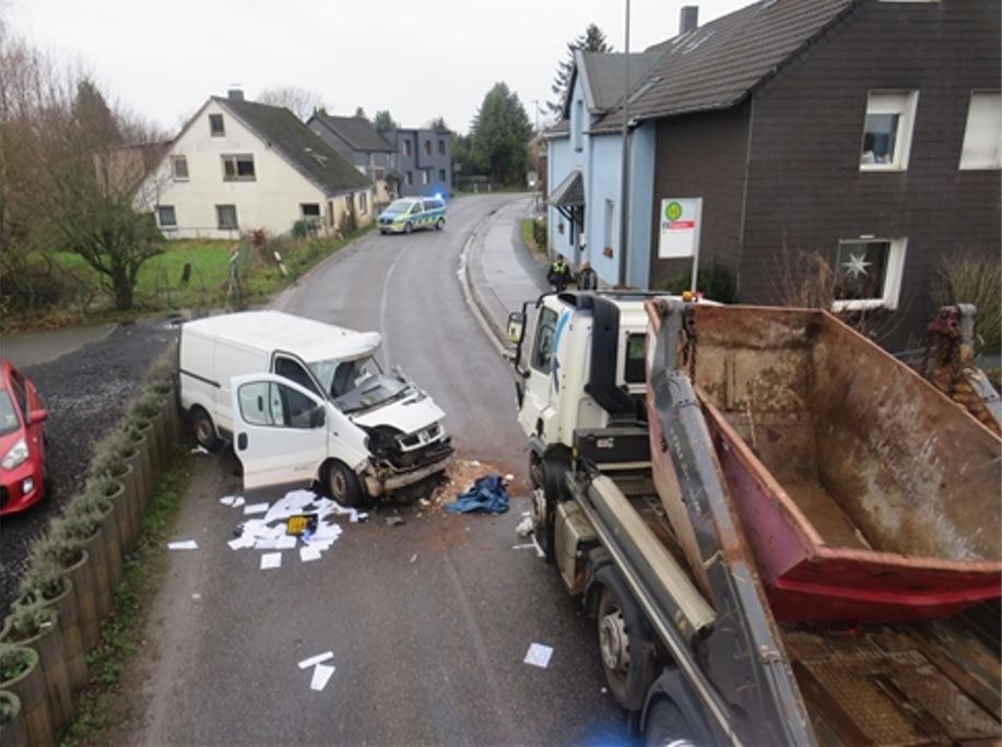 POL-ME: Frontaler Zusammenstoß: Transporter und LKW mit Totalschaden - Haan - 2312095