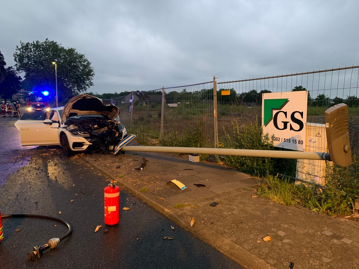 FW-Heiligenhaus: Von der Fahrbahn abgekommen - eine Person verletzt. (Meldung 15/2020)