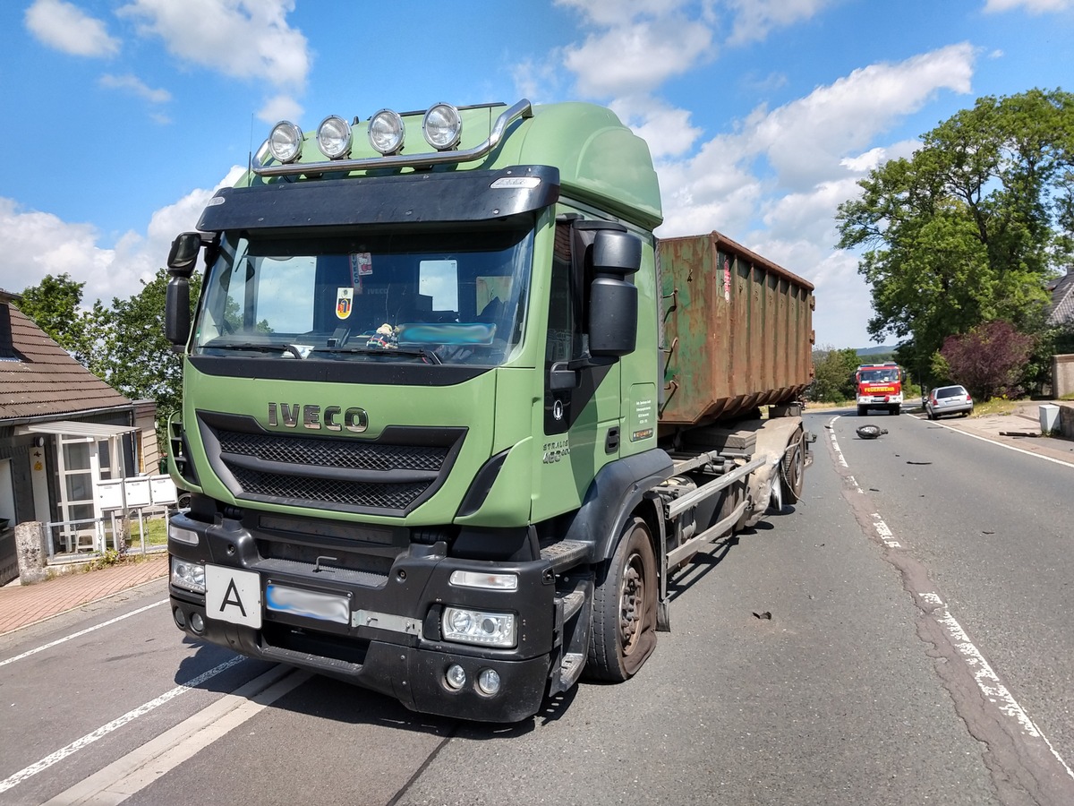 FW-EN: Verkehrsunfall mit PKW und LKW auf dem Wengeberg