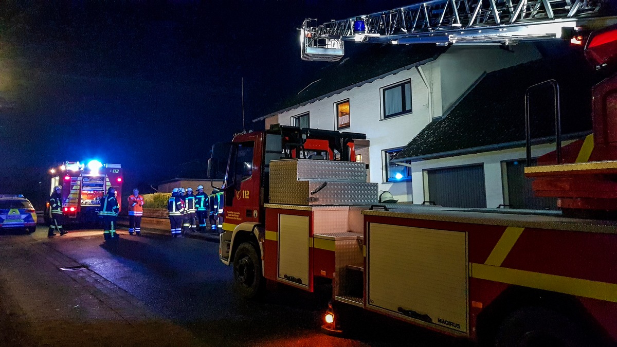 POL-HM: Mobiltelefon löst Feuer in Wohnung aus