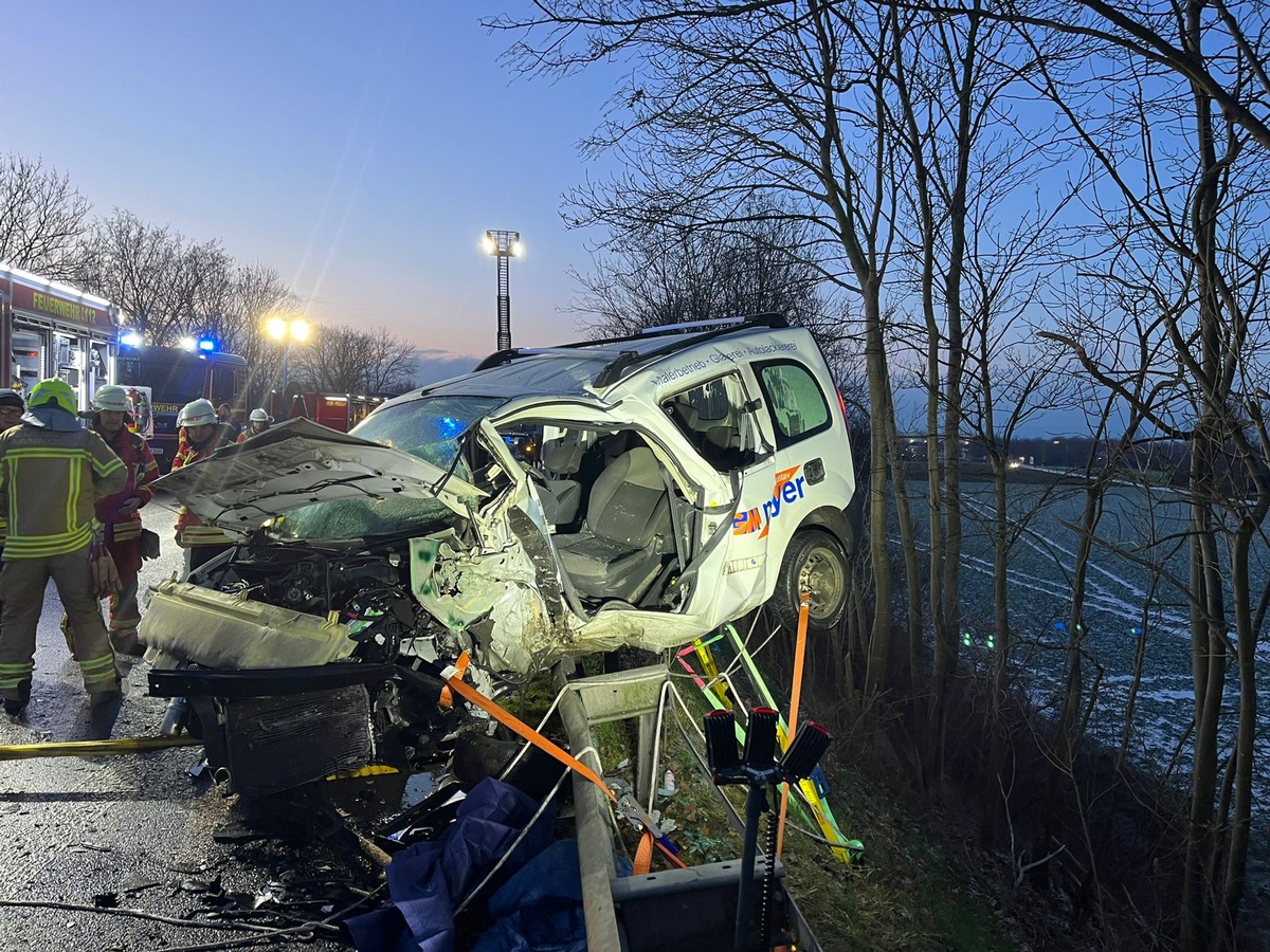 FW Minden: Verkehrsunfall B482, mehrere beteiligte Fahrzeuge, 2 Schwerverletzte