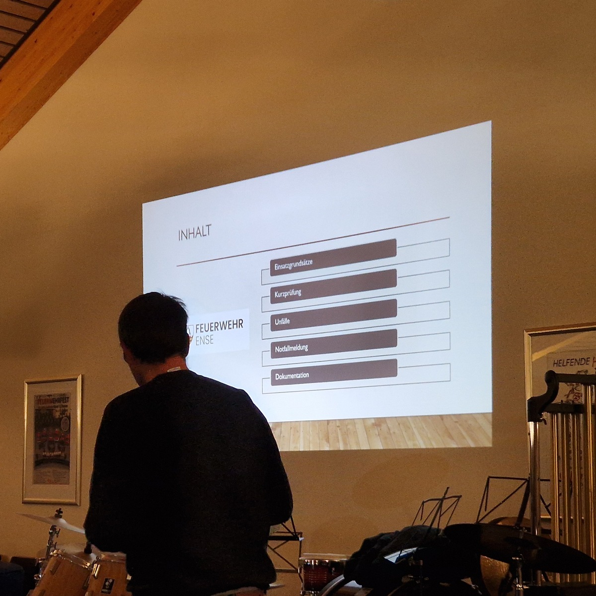FW Ense: Jährliche Unterweisung der Einsatzkräfte / kurzweilige Fachvorträge zur Ausbildung der Gesamt-Wehr