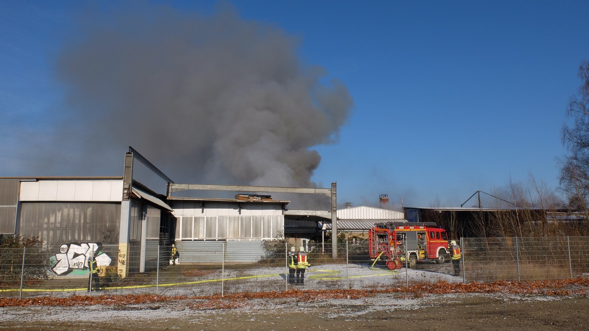 FW-GE: Brand in einer leerstehenden Lagerhalle in Gelsenkirchen