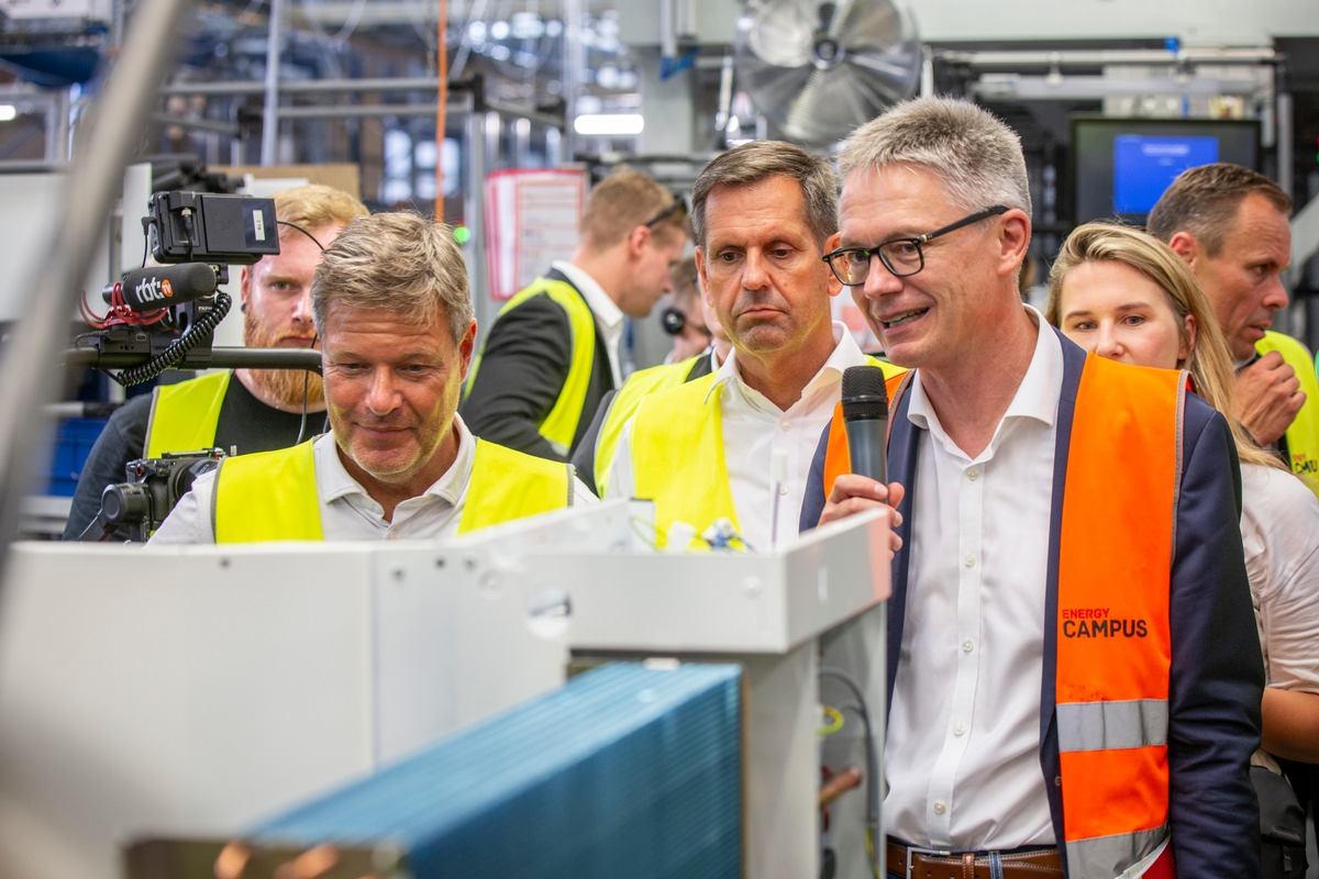 Wirtschaftsminister Robert Habeck besucht Stiebel Eltron in Holzminden / &quot;Jetzt ist der richtige Moment, eine Gas- oder Ölheizung durch eine Wärmepumpe zu ersetzen&quot;