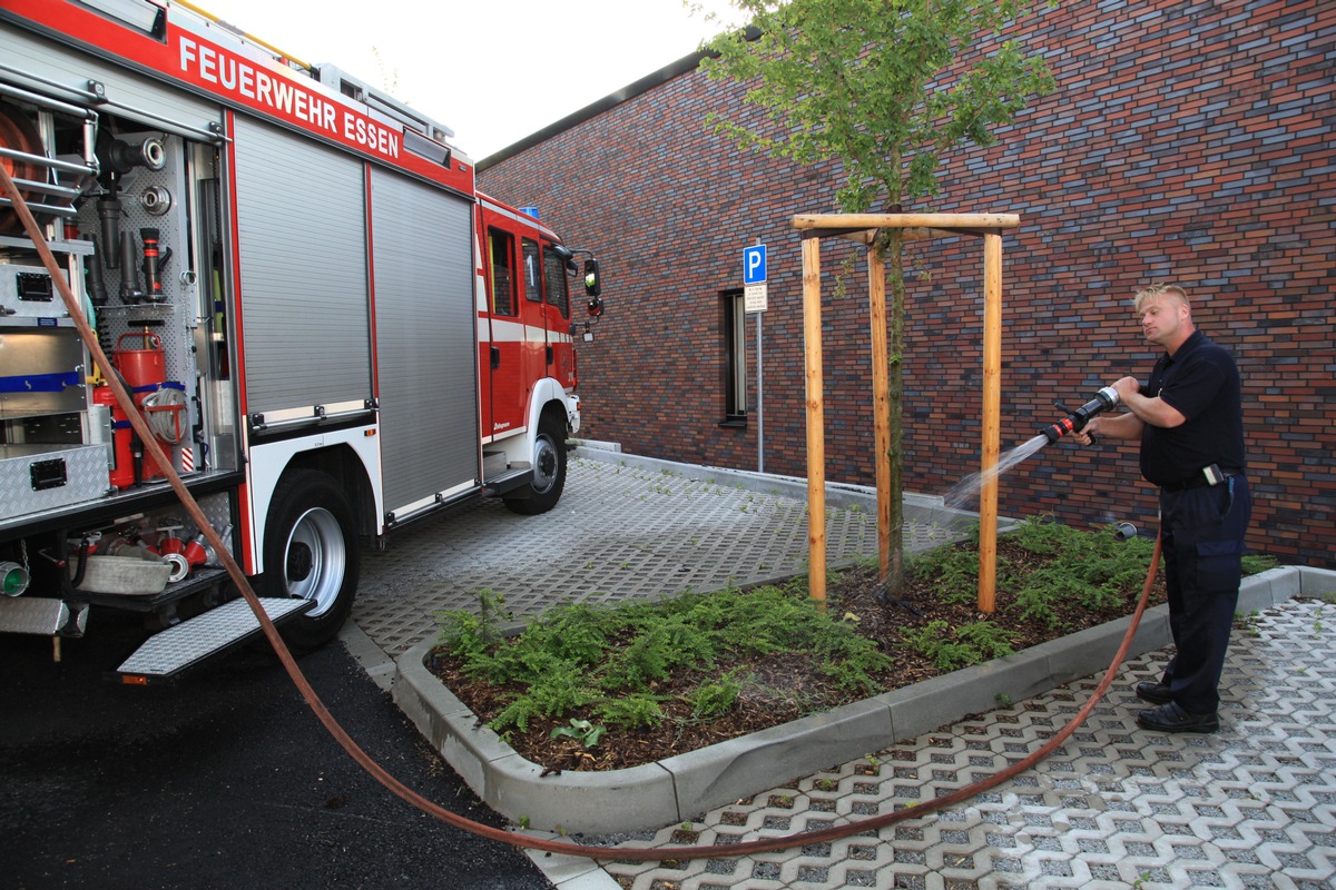 FW-E: Rote Autos, blaue Jungs und grüne Daumen
Freiwillige Feuerwehr bewässert Jungbäume im Stadtgebiet