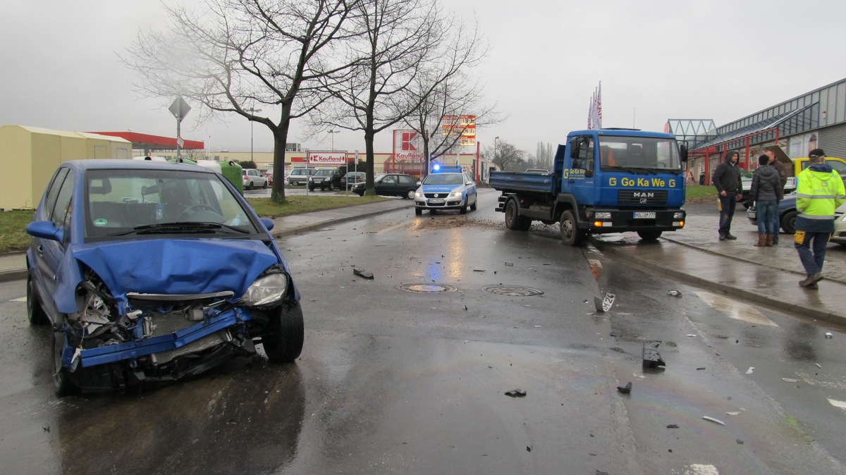 POL-HOL: Holzminden - Gewerbegebiet: Zusammenstoß zwischen PKW und LKW - PKW-Fahrerin leicht verletzt / 10.000,-- EUR Sachschaden -