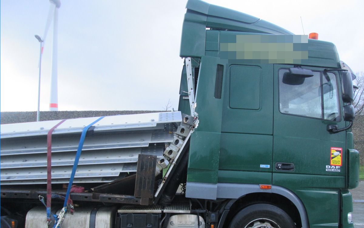 POL-DEL: Autobahnpolizei Ahlhorn: Sattelzug mit mangelhaft gesicherter Ladung auf der Autobahn 1 im Bereich Dinklage