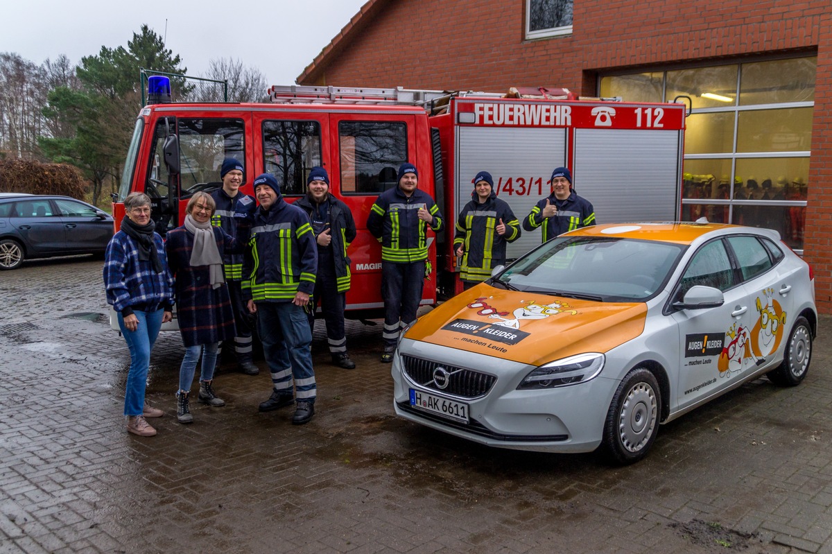 FW Flotwedel: Firma Augen!Kleider übergibt Spende an Ortsfeuerwehr Wiedenrode