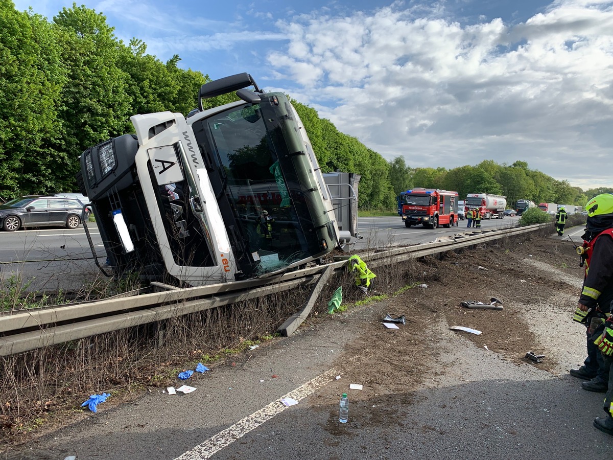 FW-OB: LKW fuhr in Mittelleitplanke, Fahrer schwerverletzt