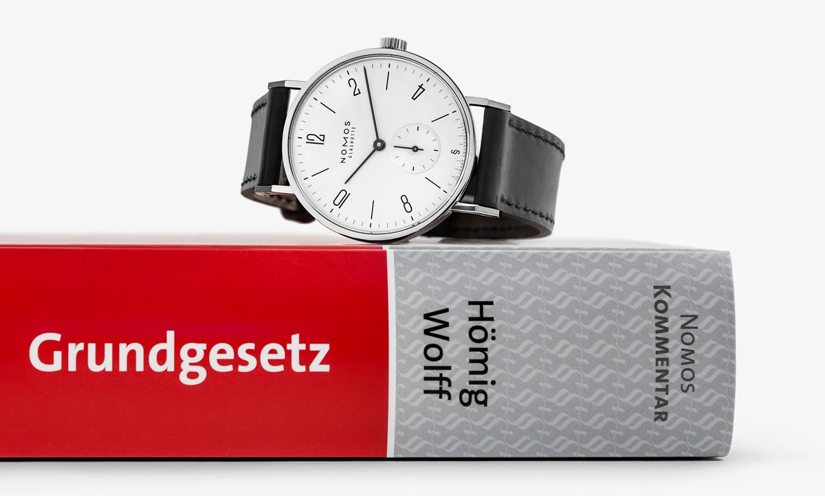 Eine NOMOS Uhr für 70 Jahre Grundgesetz