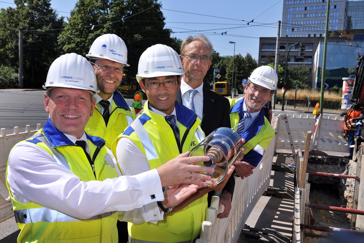 Bundeswirtschaftsminister Philipp Rösler informiert sich über weltweit längstes Supraleiterkabel in Essen / RWE setzt mit AmpaCity auf leistungsfähige Stromnetze für das Gelingen der Energiewende (BILD)