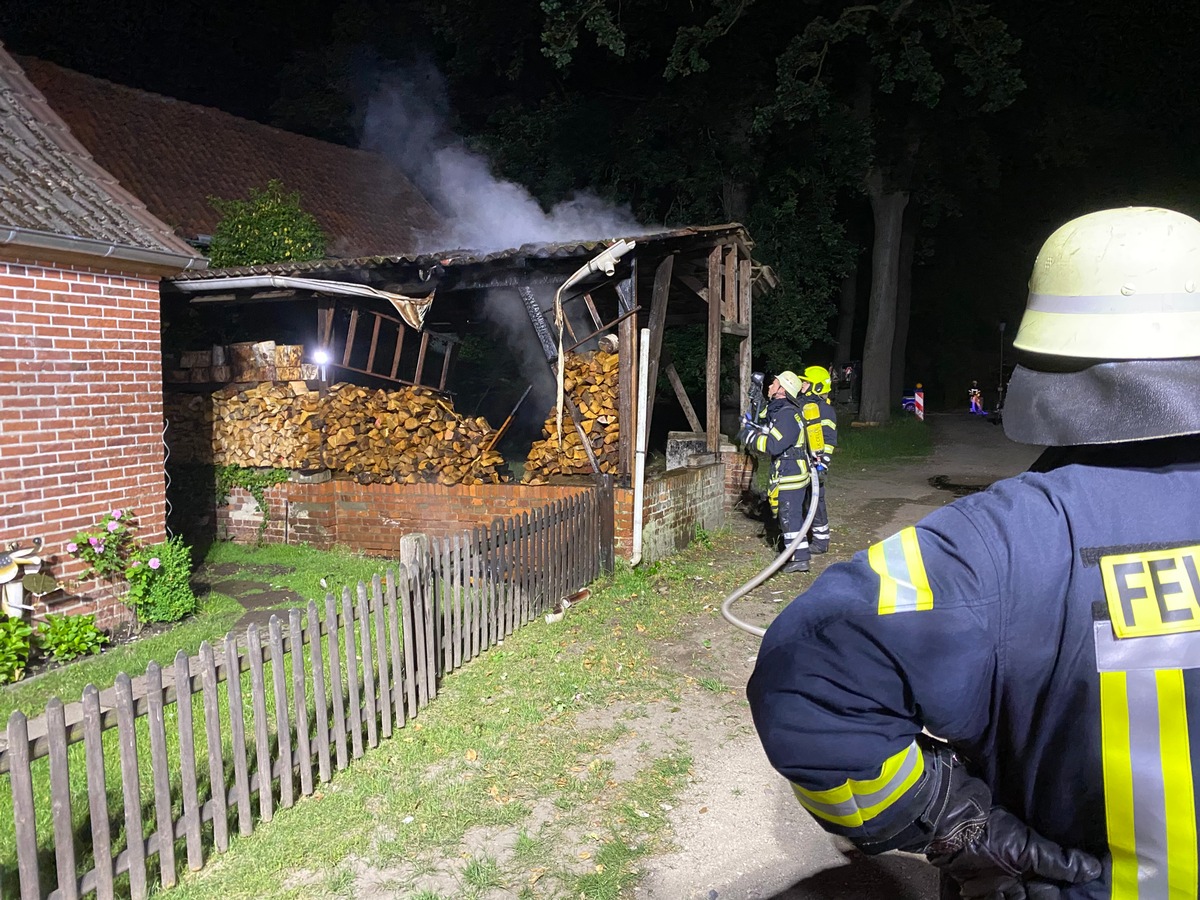 FW Flotwedel: Holzstapel brennt an Unterstand