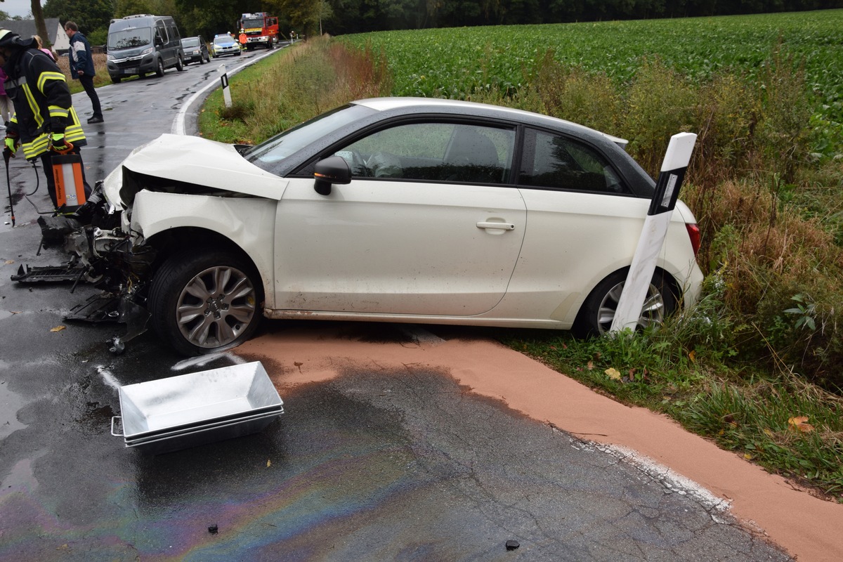 POL-HF: Verkehrsunfall mit Personenschaden - 
PKW kollidieren auf regennasser Fahrbahn