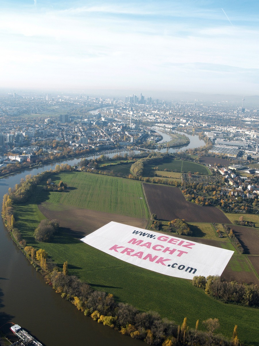 Plakat in der Flugschneise und Seite im Internet / Überraschende Aktionen sollen Bürger aufrütteln