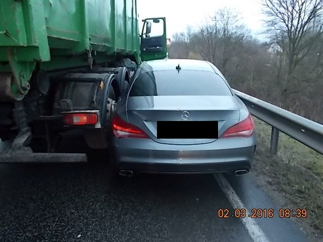 POL-PDLU: Vorfahrt missachtet, LKW beschädigt