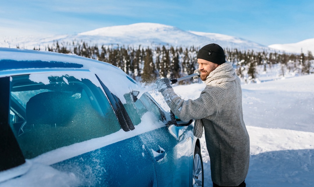 Der Umwelt zuliebe: Eiskratzer und Schneebesen aus Recyclingmaterial für die nachhaltige Autopflege im Winter