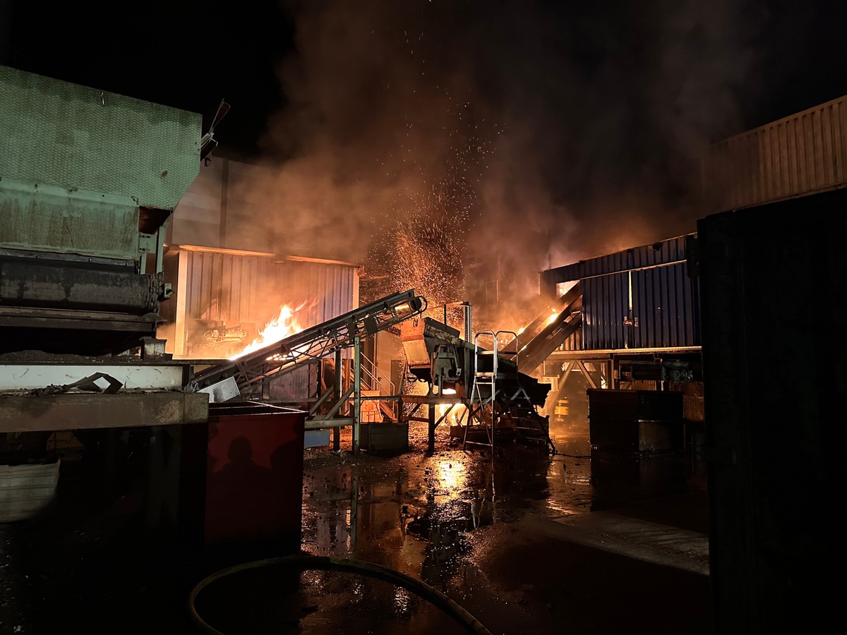 KFV Sigmaringen: Brand in Entsorgungsbetrieb in Herbertingen