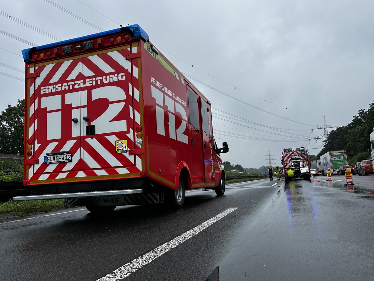 FW-GLA: Verkehrsunfall mit 3 LKW und Kleintransporter