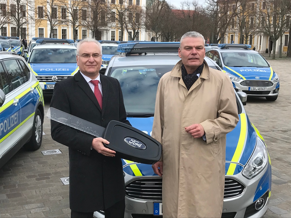 Ford übergibt 47 S-MAX-Funkstreifenwagen an das Land Sachsen-Anhalt (FOTO)