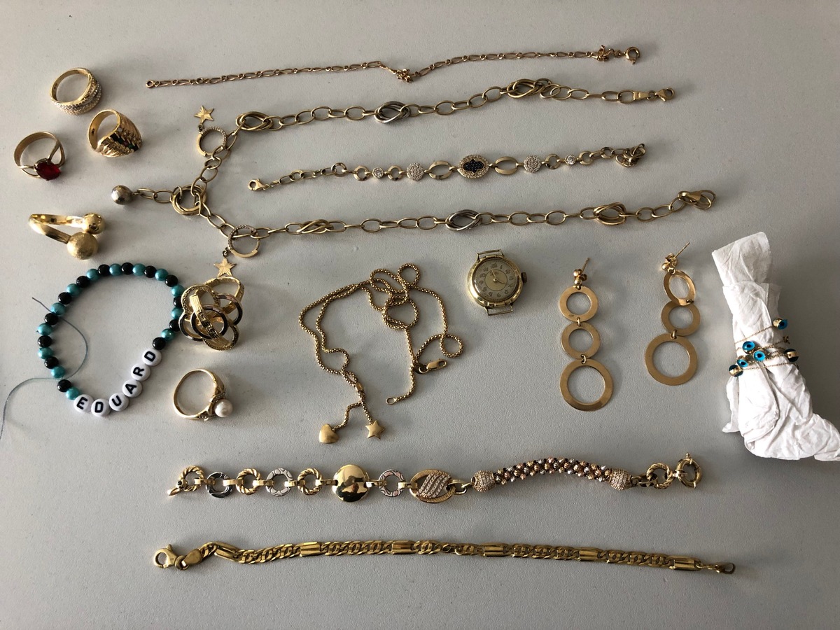 POL-NE: Polizei sucht Eigentümer von Schmuck (Foto anbei)