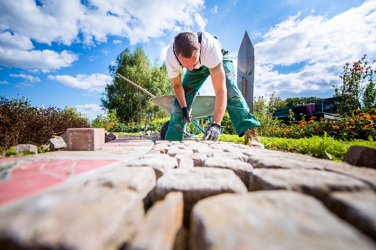 Materialwahl für die Weggestaltung im heimischen Garten