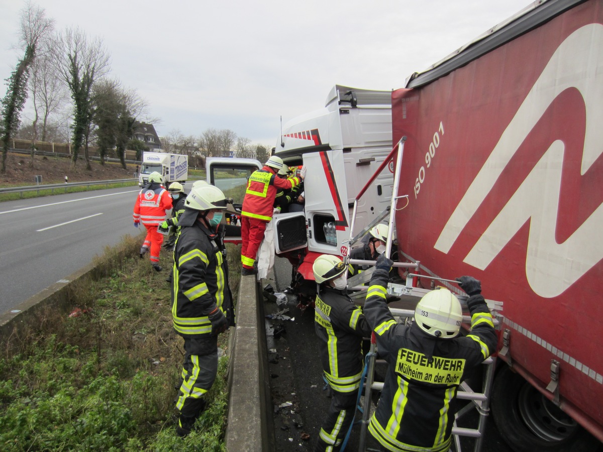 FW-MH: Verkehrsunfall mit einem LKW auf der A40