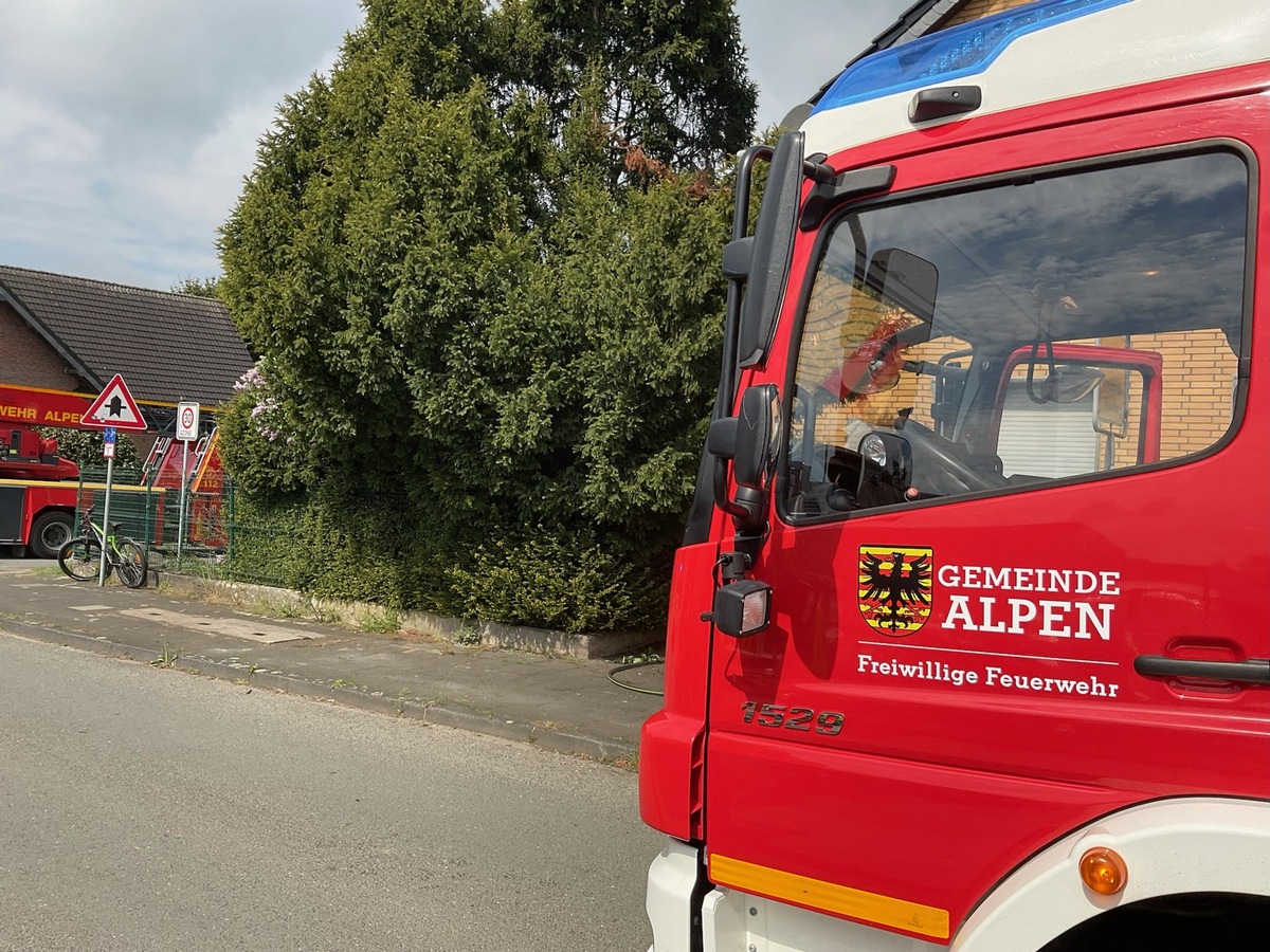 FW Alpen: Brennende Tanne durch Flämmarbeiten