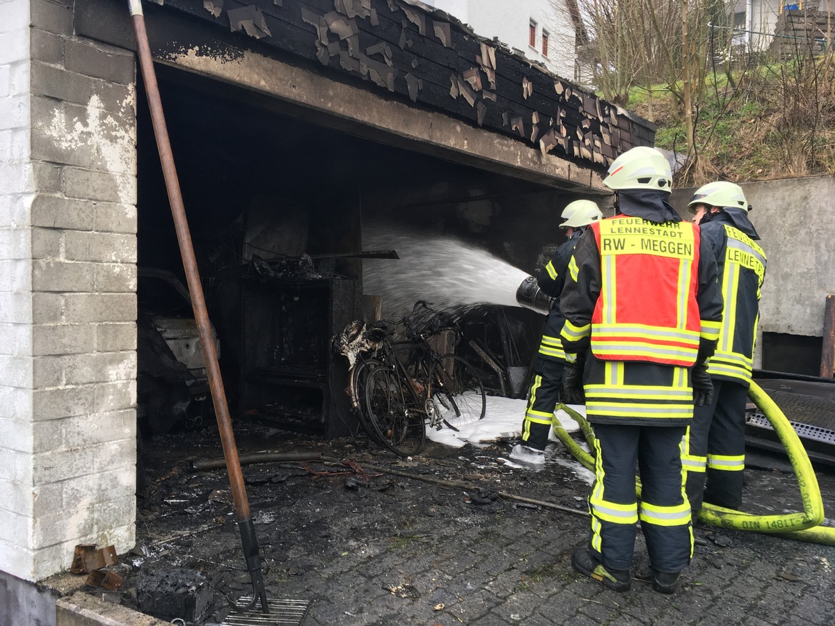 FW-OE: Garagenbrand fordert Lennestädter Feuerwehr