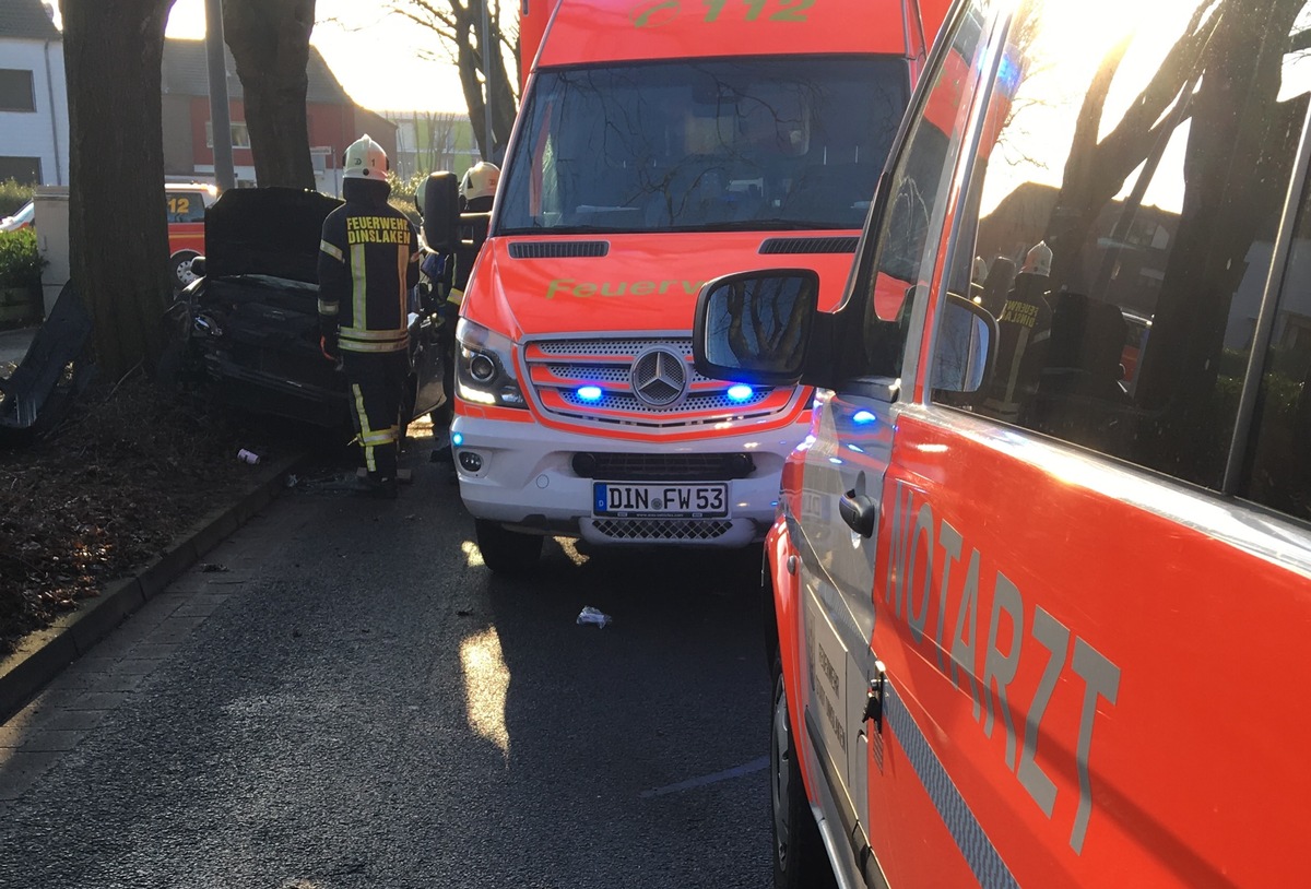 FW Dinslaken: Verkehrsunfall auf der Augustastraße