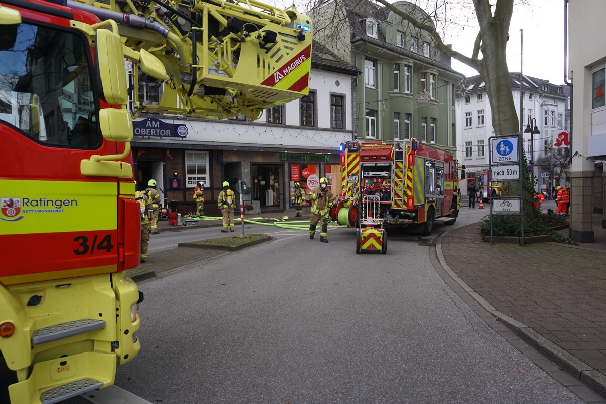 FW Ratingen: Schreck am frühen Nachmittag - Keller in Gaststätte komplett verraucht