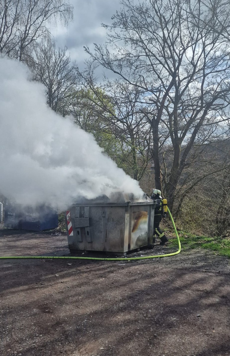 FW-EN: Wetter (Ruhr): Unterstützung Krankentransport und Containerbrand