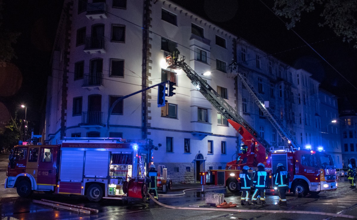 FW-BO: Kellerbrand in einem Mehrfamilienhaus an der Hattinger Straße - Feuerwehr rettet sieben Personen aus verrauchtem Gebäude