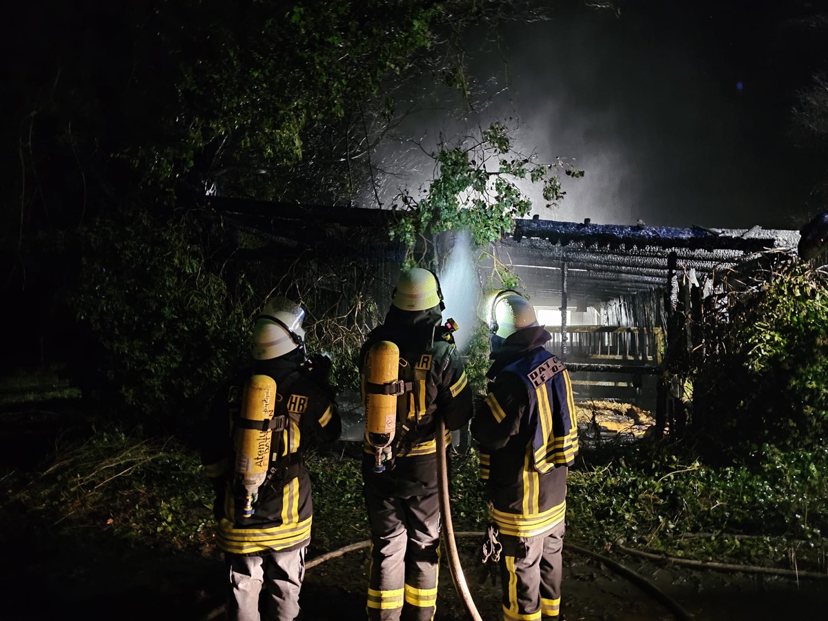 FW Datteln: Brennender Pferdestall sorgt für nächtlichen Einsatz