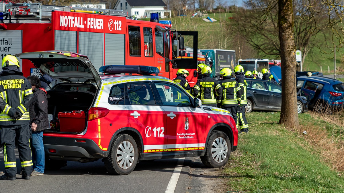 FW Wenden: Schwerer Verkehrsunfall auf L512